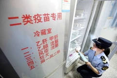 Lực lượng chức năng kiểm tra việc cung ứng vắcxin tại Dung An, khu tự trị dân tộc Choang Quảng Tây, Trung Quốc ngày 23/7. (Nguồn: EPA/TTXVN)