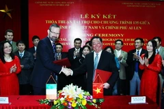 Bộ trưởng, Chủ nhiệm Ủy ban Dân tộc Giàng Seo Phử và Đại sứ Ireland tại Việt Nam Damien Cole, đại diện cho Chính phủ hai nước ký Thỏa thuận tài trợ. (Ảnh: Lâm Khánh/TTXVN)