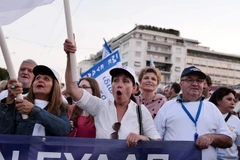 Người dân Hy Lạp biểu tình phản đối các biện pháp thắt lưng buộc bụng tại Athens ngày 27/9/2016. (Nguồn: AFP/TTXVN)