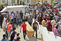 Chuyển thi thể người di cư thiệt mạng ngoài khơi Tunisia tại thị trấn Sfax ngày 4/6. (Nguồn: AFP/TTXVN)