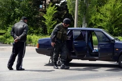 Binh lính Ukraine kiểm tra an ninh tại một trạm kiểm soát gần thành phố miền đông Slavyansk ngày 8/5. (Nguồn: AFP/TTXVN)