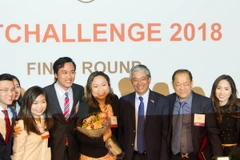 Đại sứ Phạm Quang Vinh chụp ảnh với Ban Tổ chức và các đội thi VietChallenge 2018. (Nguồn: Đại sứ quán Việt Nam tại Hoa Kỳ)