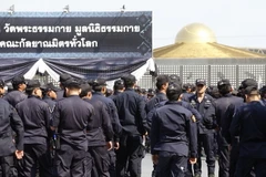 Cảnh sát Thái Lan chuẩn bị khám xét ngôi đền Wat Phra Dhammakaya ở tỉnh Pathum Thani ngày 16/2. (Nguồn: EPA/TTXVN)