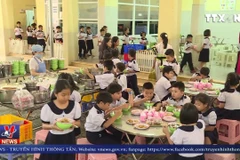 [Video] Phụ huynh giám sát bữa ăn cho học sinh trong các trường học