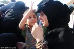 Cậu bé kéo khăn trùm cho mẹ. (Nguồn: Twitter)