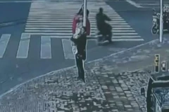 Người đàn ông bế con đợi người mua. (Nguồn: myzaker.com)