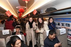 Hành khách trên chuyến tàu cao tốc từ Tế Nam tới Thanh Đảo tại nhà ga ở Tế Nam, tỉnh Sơn Đông ngày 26/12. (Nguồn: THX/TTXVN) 