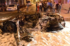 [Photo] Siêu xe Lamborghini bất ngờ bốc cháy ngay trên đường 