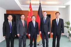 Quan chức hai nước chụp ảnh chung trước cuộc Đối thoại an ninh cấp cao song phương lần thứ 2 tại Berlin. (Nguồn: Xinhua)