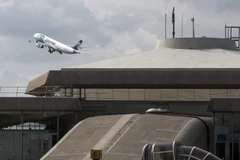 Một máy bay của Hãng hàng không EgyptAir cất cánh từ sân bay Charles de Gaule ở thủ đô Paris, Pháp ngày 19/5. (Nguồn: EPA/TTXVN)