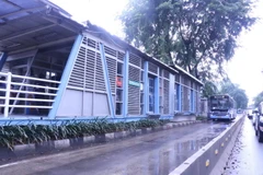 Xe bus đi trong làn đường riêng với rào chắn cao ngăn không để các phương tiện khác lấn làn. (Ảnh: Đỗ Quyên/Vietnam+)