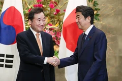 Thủ tướng Hàn Quốc Lee Nak-yeon và Thủ tướng Nhật Bản Shinzo Abe. (Nguồn: Yonhap News) 