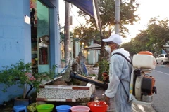 Phun xịt hóa chất khử trùng, diệt nơi ở người bệnh chẩn đoán nhiễm virus Zika tại Bà Rịa-Vũng Tàu. (Ảnh: Hoàng Thị Nhị/TTXVN)