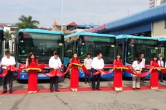 Cắt băng công bố thay 25 xe buýt mới hồi tháng Chín. (Ảnh: Tuyết Mai/TTXVN)