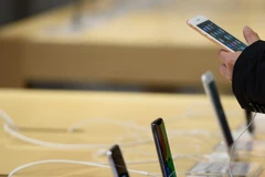 Con trai nghịch làm iPhone của mẹ bị khóa đến 47 năm