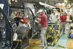 Công nhân làm việc tại nhà máy của hãng sản xuất ô tô Nissan ở thành phố Oppama, tỉnh Kanagawa, Nhật Bản. (Nguồn: EPA/TTXVN) 