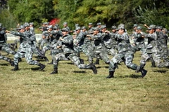 Binh sỹ quân đội Trung Quốc tham gia một cuộc diễn tập. (Nguồn: AFP/TTXVN)