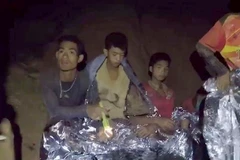 Các thành viên đội bóng thiếu niên mắc kẹt bên trong hang Tham Luang ở tỉnh Chiang Rai, Thái Lan ngày 4/7. (Nguồn: THX/TTXVN)