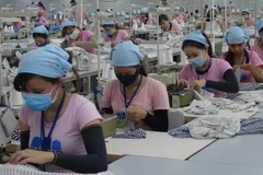 Sản xuất quần áo tại Công ty trách nhiệm hữu hạn một thành viên Dệt may PanKo Tam Thăng. (Ảnh: Đoàn Hữu Trung/TTXVN)
