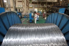 Sản xuất máy biến thế tại nhà máy sản xuất thiết bị điện HANAKA, Từ Sơn, Bắc Ninh. (Ảnh: Trần Việt/TTXVN)