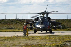 Máy bay Black Hawk tham gia chiến dịch tìm kiếm máy bay vận tải Air Force C-130 Hercules của Chile bị mất tích, tại căn cứ quân sự Chabunco ở Punta Arenas, Chile ngày 11/12/2019. (Nguồn: AFP/TTXVN) 