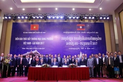 Các đại biểu dự diễn đàn chụp ảnh lưu niệm chung. (Ảnh: Phạm Kiên/Vietnam+)