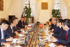 Ông Trần Quốc Vượng, Ủy viên Bộ Chính trị, Thường trực Ban Bí thư đã hội đàm với ông Jan Hamacek - Phó Thủ tướng Thứ nhất, Bộ trưởng Bộ Nội vụ Cộng hòa Séc, Chủ tịch Đảng Xã hội Dân chủ Séc (CSSD). (Ảnh: Hồng Kỳ/TTXVN)