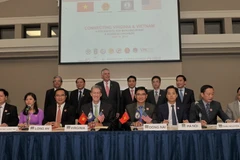 Đại diện các địa phương Việt Nam và Tiểu bang Virginia ký các Biên bản Ghi nhớ về thúc đẩy hợp tác. (Ảnh: Thanh Tuấn-Đoàn Hùng/TTXVN)