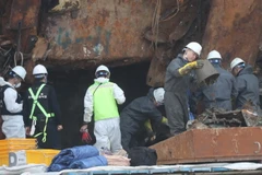 Đội tìm kiếm làm nhiệm vụ bên trong phà Sewol tại cảng Mokpo ngày 13/5. (Nguồn: EPA/TTXVN)
