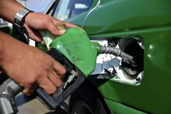 Khách hàng đổ xăng tại một trạm xăng ở San Luis Potosi, Mexico. (Nguồn: AFP/TTXVN)