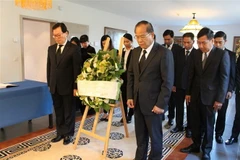 Đại sứ Dương Chí Dũng, Trưởng Phái đoàn thường trực Việt Nam tại Geneva cùng Đại sứ, Trưởng Phái đoàn Lào tại Geneva, ông Kham-Inh Khitchadeth và các cán bộ nhân viên Phái đoàn Lào tại Lễ viếng Chủ tịch nước Trần Đại Quang, ngày 26/9. (Ảnh: Hoàng Hoa/TTXV