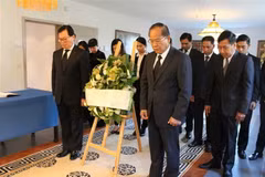 Đại sứ Dương Chí Dũng, Trưởng Phái đoàn thường trực Việt Nam tại Geneva cùng Đại sứ, Trưởng Phái đoàn Lào tại Geneva, ông Kham-Inh Khitchadeth và các cán bộ nhân viên Phái đoàn Lào tại Lễ viếng Chủ tịch nước Trần Đại Quang, ngày 26/9. (Ảnh: Hoàng Hoa/TTXV