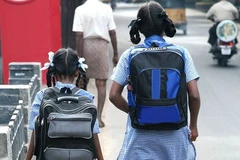 [Video] Ấn Độ giảm tải cặp sách cho học sinh, cấm bài tập về nhà