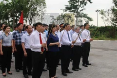 Các đại biểu thành kính dâng hương trước tượng đài đồng chí Hoàng Quốc Việt. (Ảnh: Thanh Thương/TTXVN) 