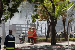 Nhân viên cứu hỏa đang dập lửa. (Nguồn: gmanetwork.com)