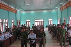 Bị can Tráng A Tàng và các bị can khác tại phiên tòa ngày 4/8. (Ảnh: Thái Hùng/TTXVN)