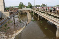 Đập hơi Trà Sư xả lũ, cung cấp phù sa, góp phần tháo chua, rửa mặn, vệ sinh đồng ruộng cho vùng hạ du. (Ảnh: Công Mạo/TTXVN) 