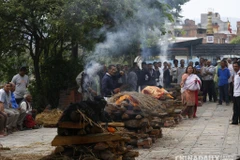 [Photo] Tràn ngập cảnh thiêu nạn nhân của vụ động đất kinh hoàng 