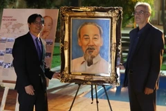 Ông Seyyed Kamal Sajjadi (trái) trao tặng bức tranh Chủ tịch Hồ Chí Minh cho Đại sứ Nguyễn Hồng Thạch. (Nguồn: Đại sứ quán Việt Nam tại Iran)