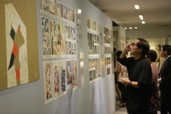 Khách tham quan triển lãm. (Nguồn: Vietnam+)