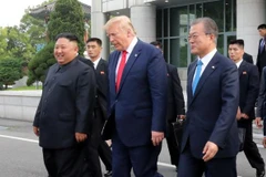 Nhà lãnh đạo Triều Tiên Kim Jong-un (trái), Tổng thống Mỹ Donald Trump (giữa) và Tổng thống Hàn Quốc Moon Jae-in (phải) sau cuộc gặp Mỹ-Triều ở làng đình chiến Panmunjom tại Khu phi quân sự (DMZ) chiều 30/6/2019. (Nguồn: Yonhap/TTXVN) 