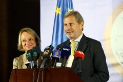 Ủy viên phụ trách mở rộng EU Johannes Hahn (phải) phát biểu tại cuộc họp báo ở thủ đô Tripoli, Libya ngày 4/10. (Nguồn: THX/TTXVN)
