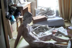 Người đàn ông kỳ quặc bôi keo lên người để trải nghiệm cảm giác lột da