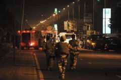 Binh sỹ thuộc phái bộ EU điều tra tại hiện trường một vụ tấn công ở Mali. (Nguồn: AFP/TTXVN)