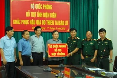 Trung tướng Dương Đức Hòa, Ủy viên Trung ương Đảng, Tư lệnh Quân khu trao tượng trưng số tiền 1 tỷ đồng cho tỉnh Điện Biên. (Ảnh: Xuân Tư​/TTXVN)