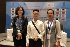 Các đại diện Việt Nam tại Hội chợ. (Ảnh: Huy Bình/TTXVN)