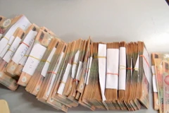 Số tiền giả bị thu giữ trong một vụ án. (Ảnh: Doãn Tấn/TTXVN)