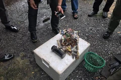 Các thành viên đội tháo bom chụp ảnh vật thể nghi là một quả bom gần đường Ratchadaphisek ở quận Huai Khwang, Bangkok. (Nguồn: Facebook) 