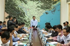 Tổng cục trưởng Tổng cục Phòng chống thiên tai, Ủy viên thường trực Ban chỉ đạo Trung ương về Phòng chống thiên tai Trần Quang Hoài báo cáo về diễn biến của áp thấp nhiệt đới ngoài Biển Đông và bão số 12. (Ảnh: Vũ Sinh/TTXVN)