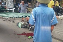 Hiện trường vụ tai nạn bé trai bị tôn cứa vào cổ gây tử vong. (Ảnh: otofun)